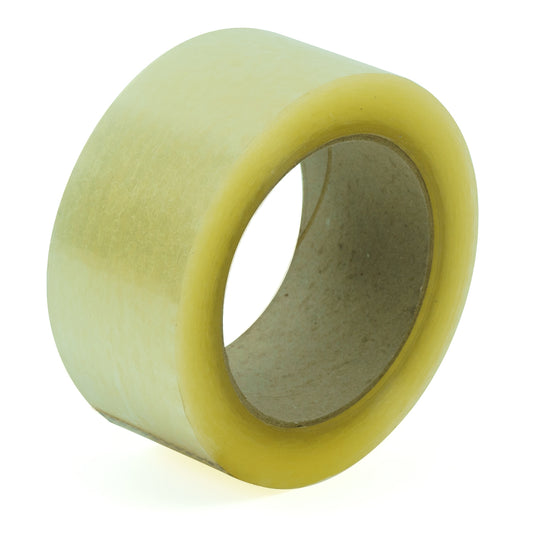 Rollo de cinta de embalaje transparente de 48 mm x 100 m visto en ángulo, con su núcleo de cartón