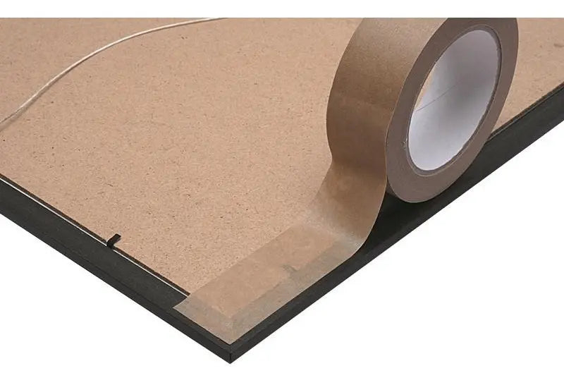 Cinta de papel engomado sellando el borde de una caja de cartón