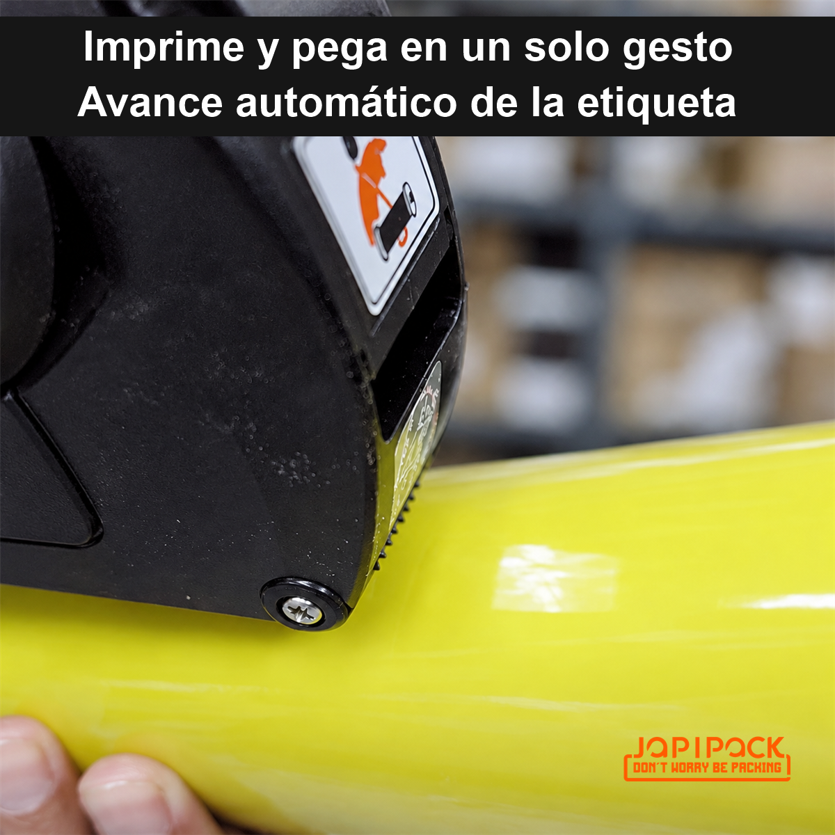 Fechadora Motex 5500 aplicando una etiqueta sobre un rollo amarillo