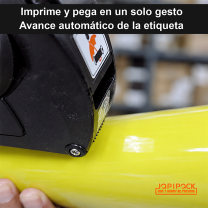 Fechadora Motex 5500 aplicando una etiqueta sobre un rollo amarillo
