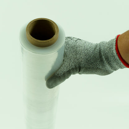 Rollo de film stretch transparente sostenido con guante