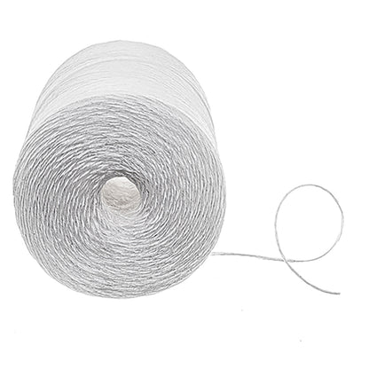 Bobina de cordel plástico blanco acostada, con la hebra suelta de 1 x 2 mm