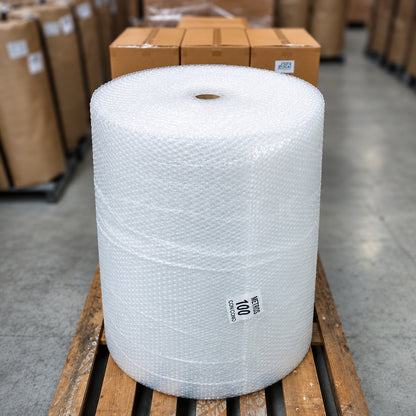 Rollo de plástico burbuja de 100 metros con cono sobre un pallet en la bodega de Japipack