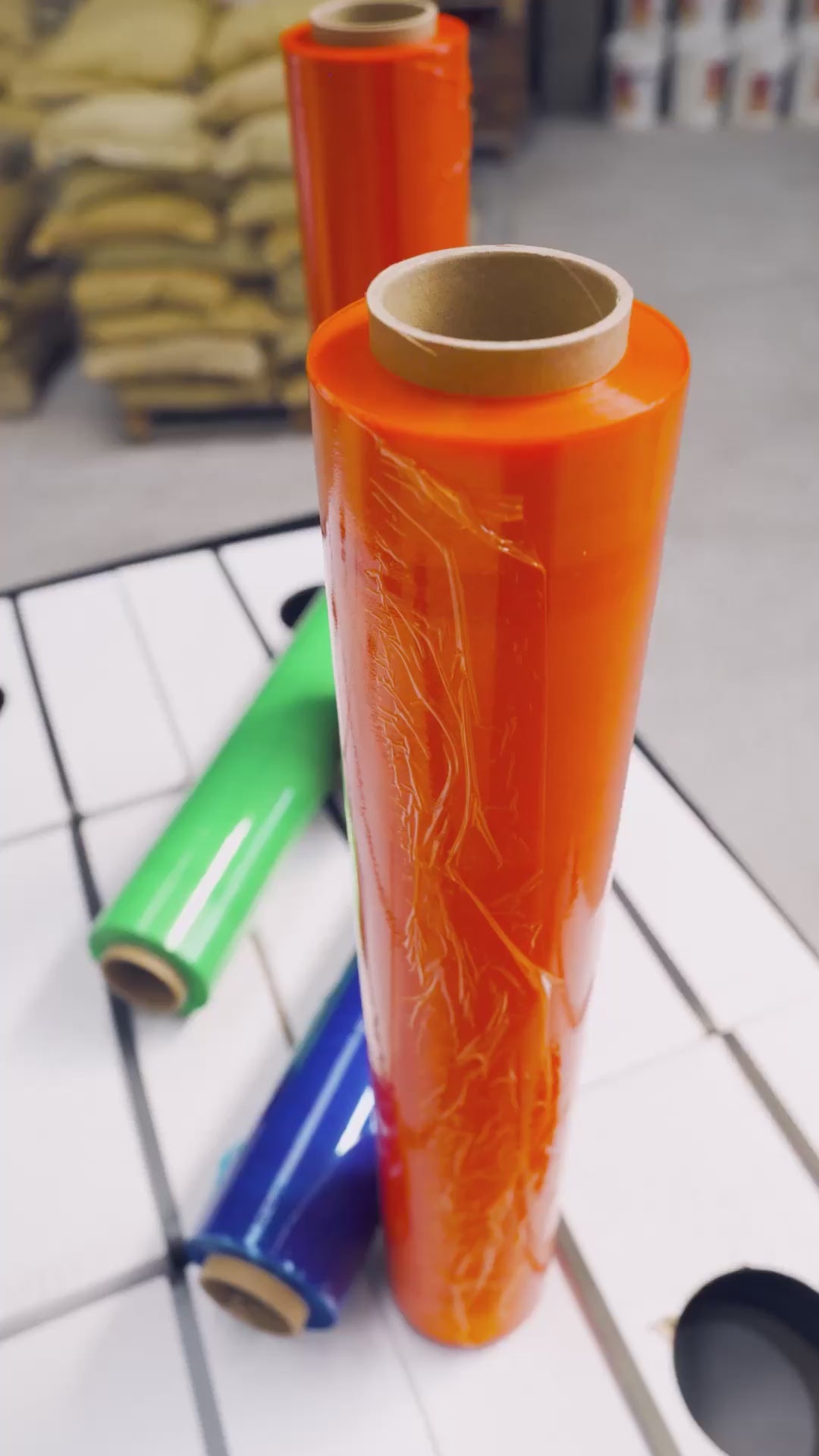 Video: pallet envuelto con film stretch naranjo movido por una grúa horquilla en bodega
