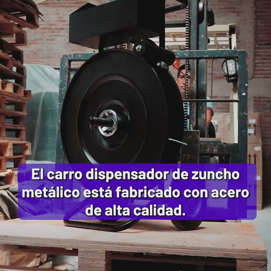 Video del carro dispensador de zuncho metálico: bobina montada, rodillos guía, freno de desenrolle y bandeja con sellador y sellos