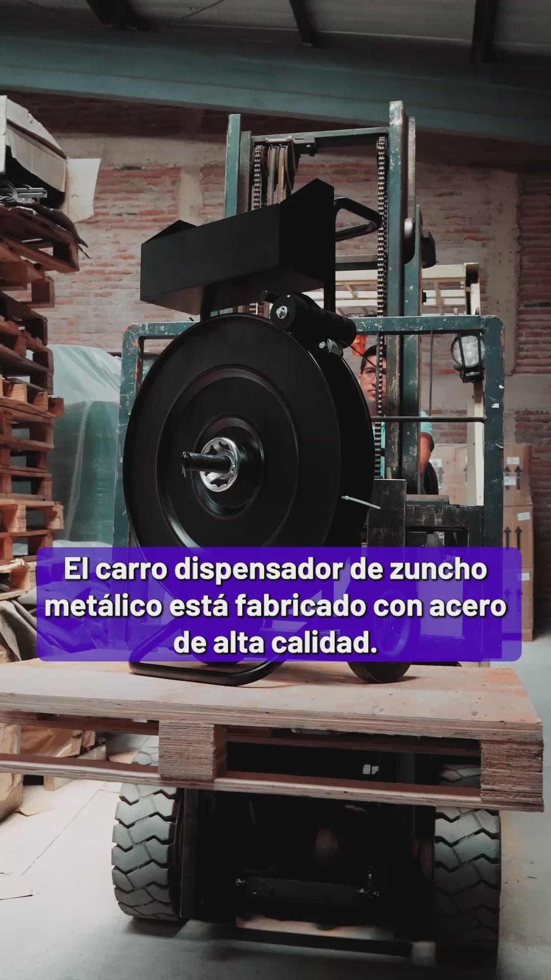 Video del carro dispensador de zuncho metálico: bobina montada, rodillos guía, freno de desenrolle y bandeja con sellador y sellos