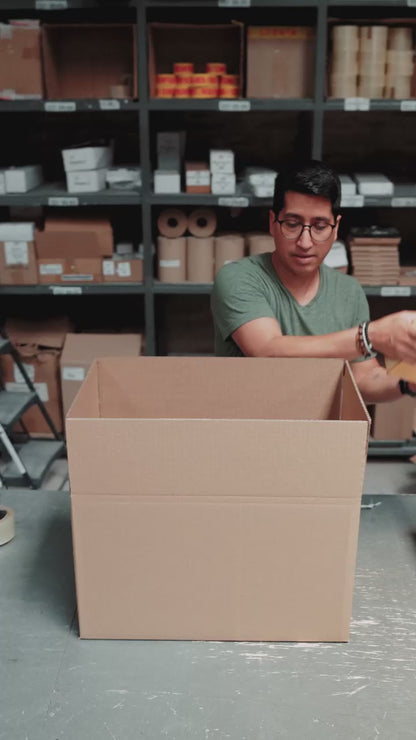 Persona embalando productos en cajas de cartón corrugado en la bodega de Japipack