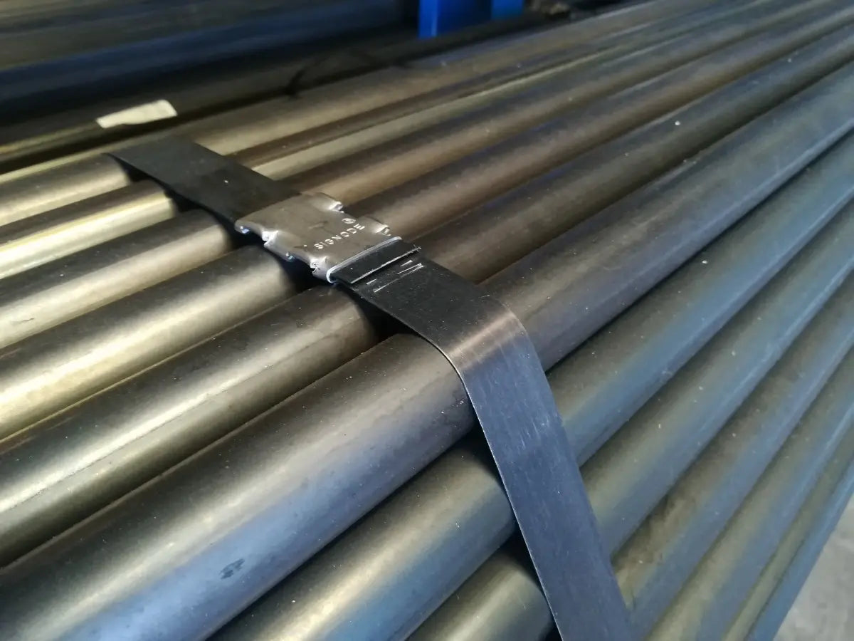 Zuncho de acero 1/2" aplicado en amarre de carga pesada sobre pallet